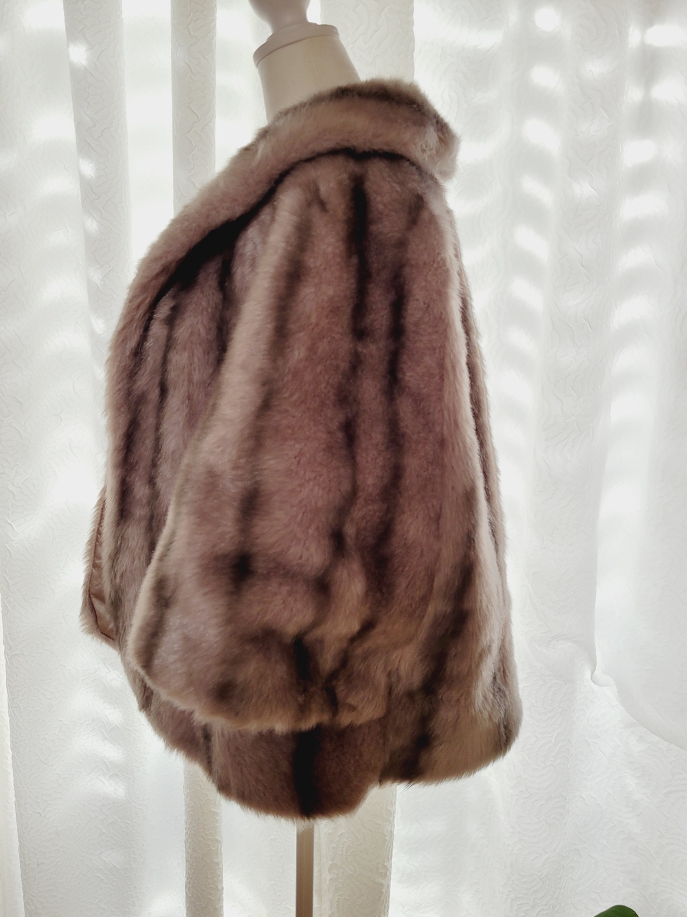 Vintage Luxurious Grey Faux Fur Short Cape- Elegant Women's Jacket - Picture 4 of 7